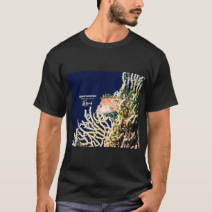 Camiseta Peixe-Borboleta Amarelo Fofo no leque-do-mar.