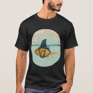 Camiseta Peixe Dourado com uma Barbatana de Tubarão