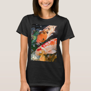 Camiseta Peixe koi na água. Colorido peixe KOI laranja em u