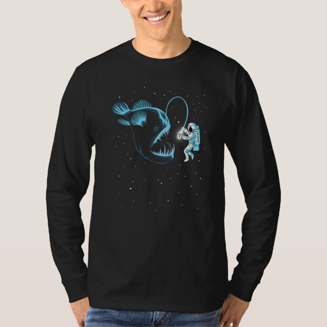 Camiseta Peixes Abissais Caçando Um Astronauta (Frente)