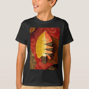 Camiseta peixes chatos, amarelos e vermelhos, com listras n