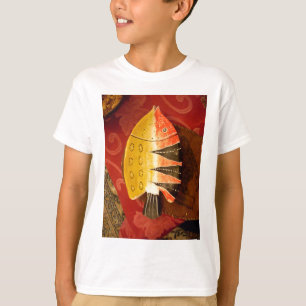 Camiseta peixes chatos, amarelos e vermelhos, com listras n