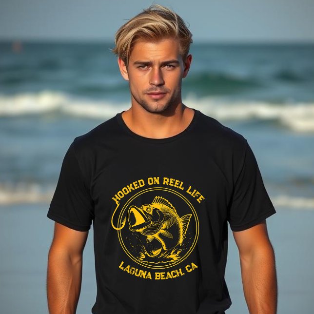 Camiseta Peixes viciados em vida real (Bass Fishing Hooked on Reel Life Fisherman Trend Gifts for him Fathers Day Summer Fish Lake fishing)