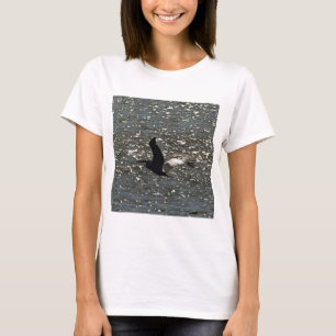 Camiseta Pelican voando sobre o lago Shimmering Bafa