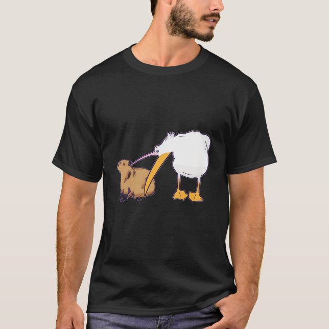 Camiseta Pelicano Tenta Comer Capivara Engraçado Fofo Kawai (Frente)