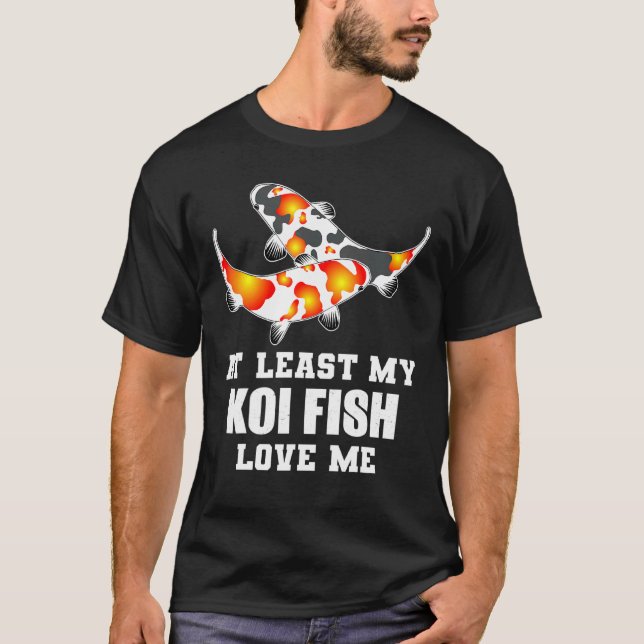 Camiseta Pelo Menos Meu Peixe Koi Me Ama - Koi (Frente)