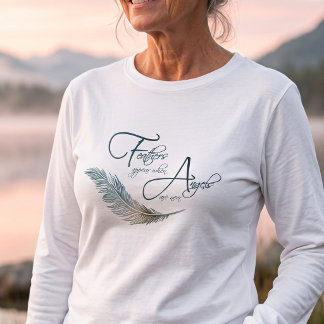 Camiseta Penas Aparecem Anjos Perto da Citação Memorial
