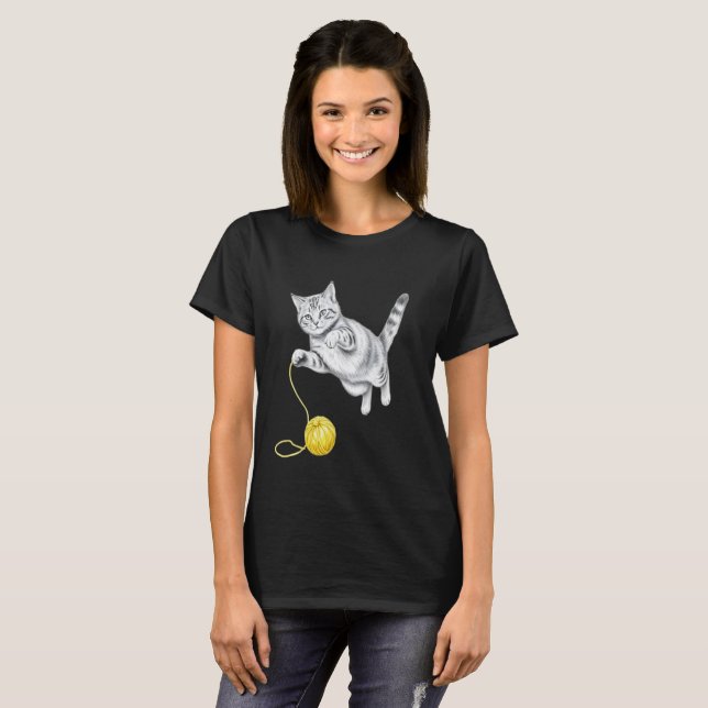 Camiseta  Pencil Sketch of a Tabby Cat at Play (Frente Completa)