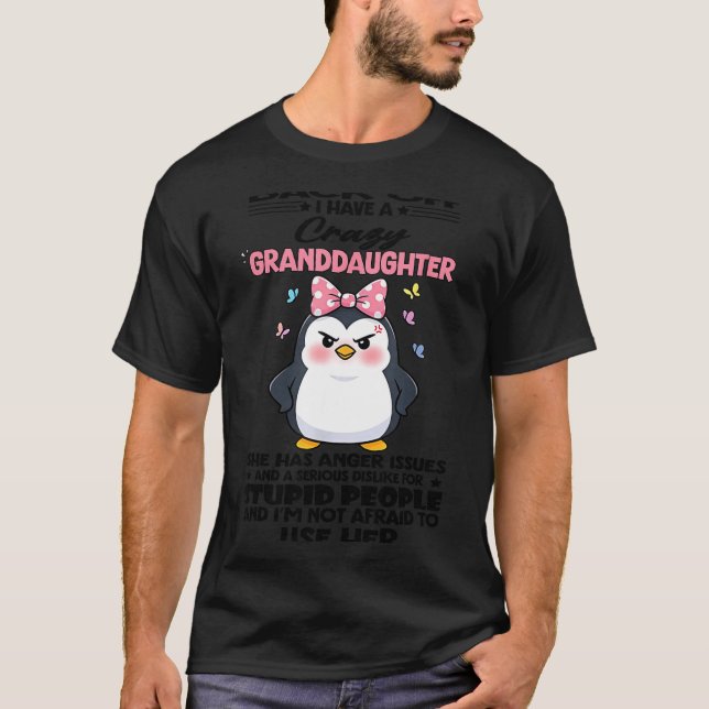 Camiseta Penguin Back Off I Have A Crazy Granddaughter She  (Frente)