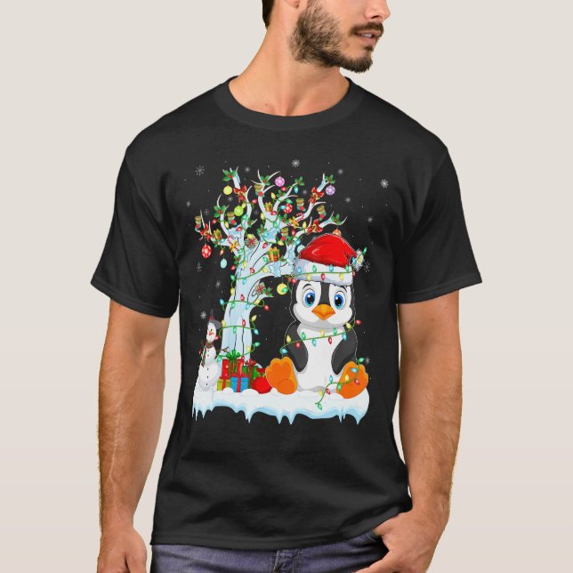 Camiseta Penguin Bird Xmas Tree Lighting Santa Hat Penguin  (Frente)