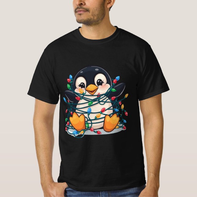 Camiseta Penguin in Christmas Lights – Holiday Fun Design (Frente)