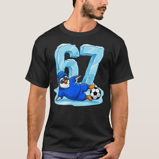 Camiseta Penguin Soccer 67 Ice Slide Funny Winter Sports (Frente)