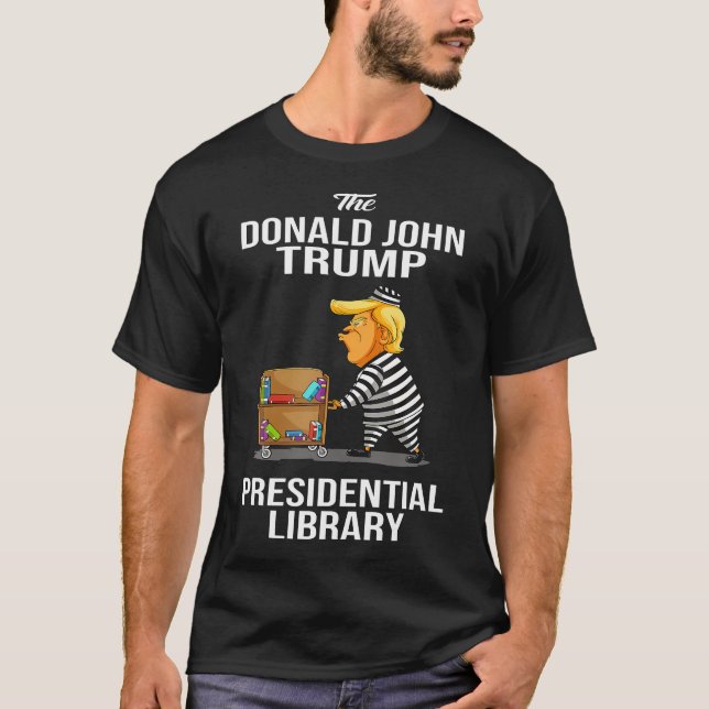 Camiseta Penitenciária Trump Biblioteca Presidencial Funny  (Frente)