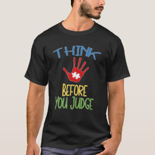 Camiseta Pense antes de julgar os autistas homens conscient
