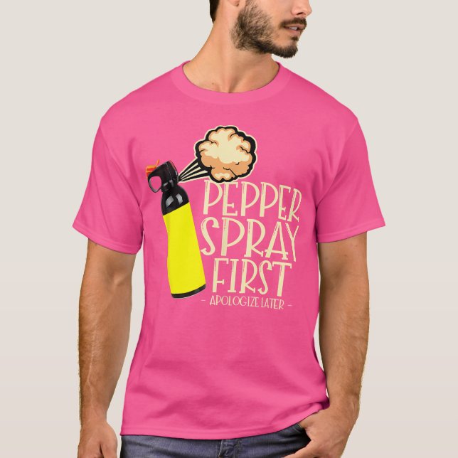 Camiseta Pepper Spray First Apologize Later Funny True Crim (Frente)