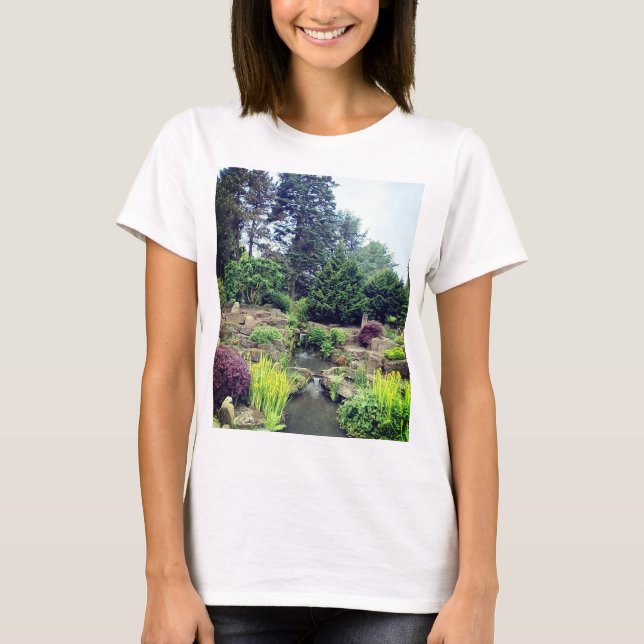 Camiseta Pequena cachoeira no jardim (Frente)