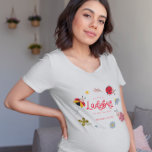 Camiseta Pequena Mamãe De Ladybug<br><div class="desc">O tema da ladybug bonito é a camisa para o seu chá de fraldas ou gravidez. Ilustração de inseto vermelho e rosa com flores silvestres.</div>