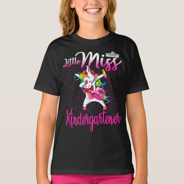 Camiseta Pequena Miss Kindergartner Unicórnio De Volta À Es (Frente)