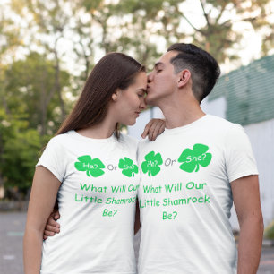 Camiseta Pequena Revelação de Gênero Shamrock
