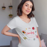 Camiseta Pequenas Mamães De Inseto A Serem<br><div class="desc">O tema da ladybug bonito é a camisa para o seu chá de fraldas ou gravidez. Ilustração de inseto vermelho e rosa com flores silvestres. O texto diz "um pouco de amor está a caminho".</div>