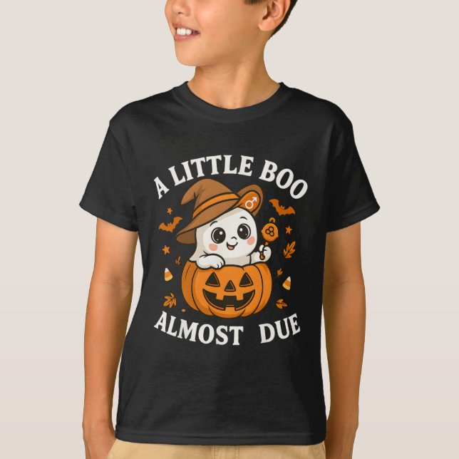Camiseta Pequeno Boo Está Quase A Vir À Gravidez No Hallowe (Frente)