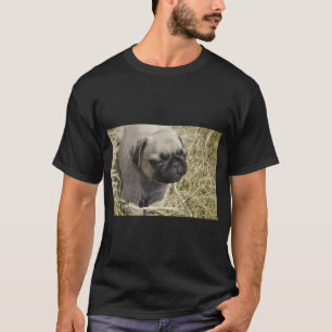 Camiseta Pequeno filhote de pug em um campo