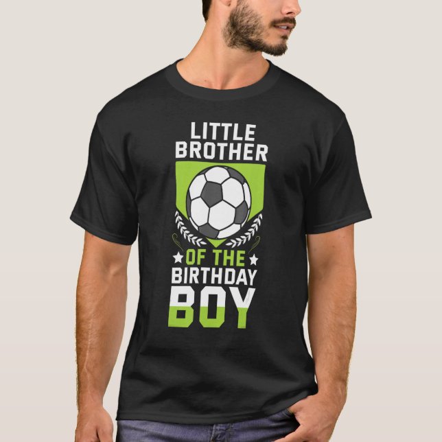 Camiseta Pequeno Irmão Do Jogador De Futebol Do Aniversário (Frente)