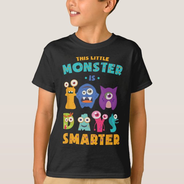 Camiseta Pequeno Monstro É 100 Dias Mais Inteligente Crianç (Frente)