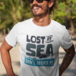 Camiseta Perdido no mar Não me incomode viagem de cruzeiro<br><div class="desc">Este design foi criado através da arte digital. Você pode mudar o estilo desta camisa escolhendo Mais > sob a opção de estilo. Ele pode ser personalizado clicando no botão personalizar e alterando a cor, adicionando um nome, iniciais ou suas palavras favoritas. Entre em contato comigo em colorflowcreations@gmail.com se você...</div>