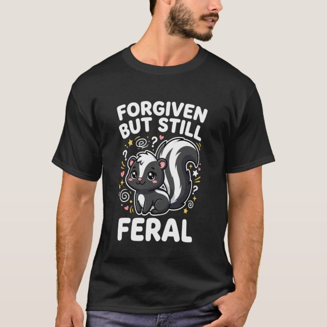 Camiseta Perdoado Mas Ainda Feral Doce Skunk Kawaii Gráfico (Frente)