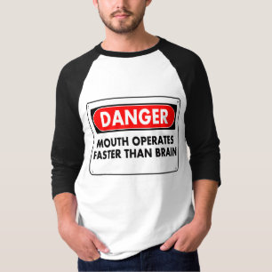 Camiseta Perigo - a boca opera-se mais rapidamente do que o