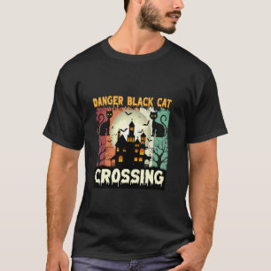 Camiseta Perigo Gato Preto Atravessando Halloween 2024