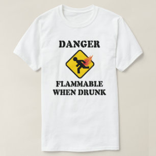 Camiseta Perigo Inflamável Quando Bêbado - Humor de Peido E