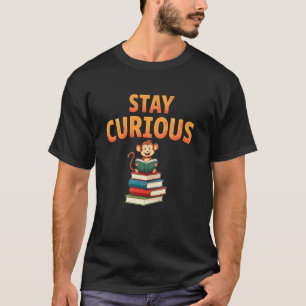 Camiseta Permaneça Curioso - Macaco Brincalhão na Pilha de