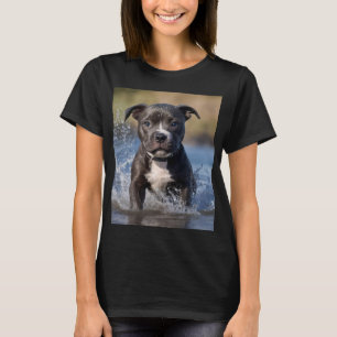 Camiseta "Perseguidor de Ondas: Um cachorrinho Staffy em br