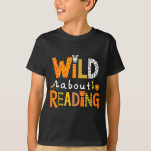 Camiseta Personagem infantil de estampa animal lendo um liv
