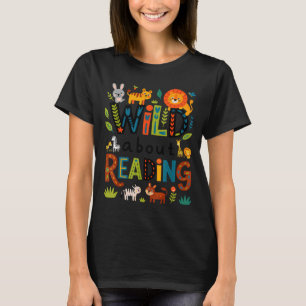 Camiseta Personagem infantil de estampa animal lendo um liv