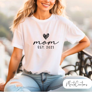 Camiseta Personalised T-shirt for mum with the phrase MOM 