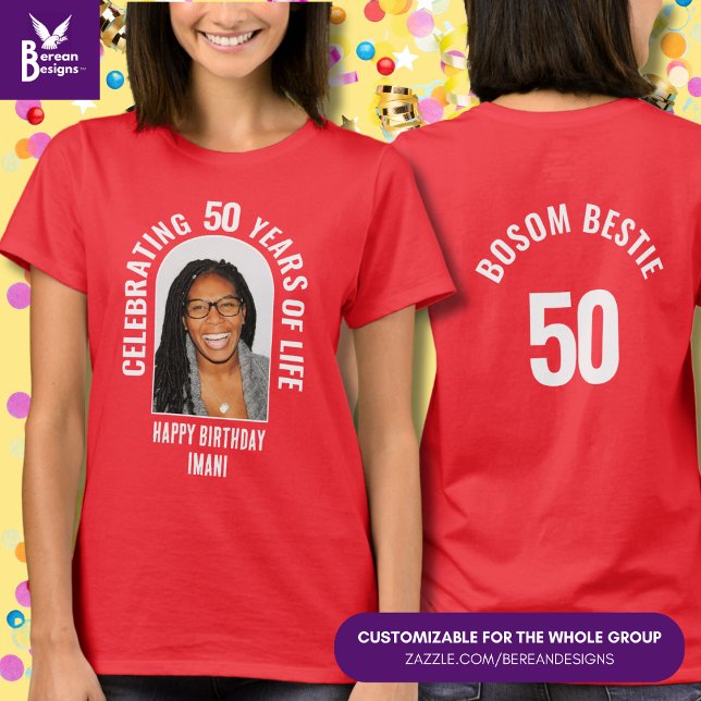 Camiseta Personalização de Reunião da Família Correspondent (Front & back GROUP MILESTONE 50th BIRTHDAY T-shirt w/ customizable photo and text. Ideal for groups)