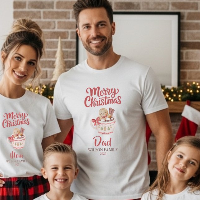 Camiseta Personalizada de Natal “Feliz Natal” para (Mens Family Christmas Tshirt by Becky Boom.)