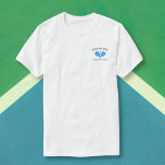 Camiseta Personalizada do Logotipo da Equipe Pickl<br><div class="desc">Camisa de picleball desportiva com 2 pás de picleball azuis e uma bola e duas linhas de texto personalizado. Perfeito para uma t-shirt de um clube de piquenique,  parceiros de piquenique/colegas de equipe - excelente para torneio ou Rec play.</div>