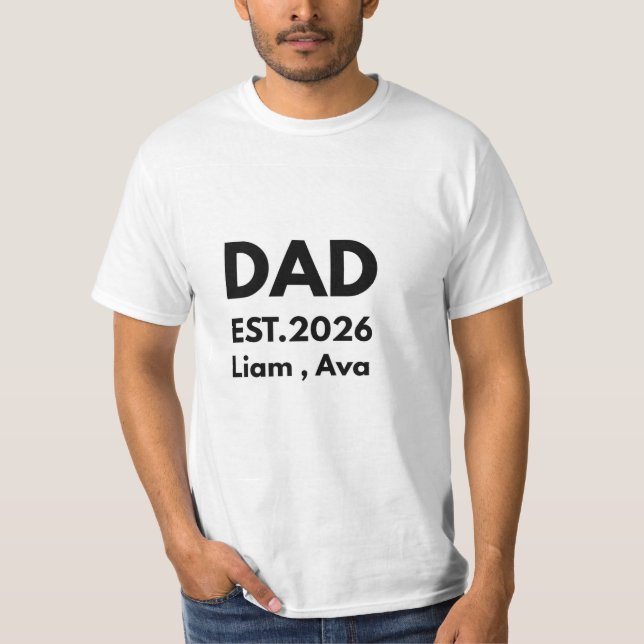 Camiseta Personalizada Pai EST 2026 com Nomes dos  (Frente)