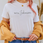 Camiseta Personalizada Sra. T-Shirt Gift para uma Noiva<br><div class="desc">Personalizada Sra. T-Shirt,  Sra. Sobrenome Personalizada Shirt,  Noiva para Presente,  Presente Personalizado,  Sra. Futura,  Presente para Noiva,  Camisa de Noiva</div>