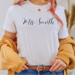 Camiseta Personalizada Sra. T-Shirt Gift para uma Noiva<br><div class="desc">Personalizada Sra. T-Shirt,  Sra. Sobrenome Personalizada Shirt,  Noiva para Presente,  Presente Personalizado,  Sra. Futura,  Presente para Noiva,  Camisa de Noiva</div>