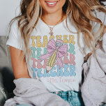 Camiseta Personalizado Com O Nome Personalizado Do Professo<br><div class="desc">Elevem seu guarda-roupa ensinando com nossa T-Shirt Personalizada com Arco Rosa de Nome, um símbolo de estilo e dedicação. Essa fita combina a sofisticação clássica com um toque de capricho, com um design rosa encantador que adiciona uma vibração retrorcoqueta. Seja você um educador experiente ou embarcando em uma nova jornada...</div>