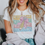 Camiseta Personalizado Com O Nome Personalizado Do Professo<br><div class="desc">Bem-vindos ao novo ano escolar em estilo com nossa T-Shirt Personalizada com o Professor de Jardim de Infância, Personalizada com o Nome, uma mistura deliciosa de conforto e encanto talhada para educadores dedicados. Esta camiseta personalizada foi projetada com um arco rosa e retro-inspirado, acrescentando um toque de capricho à sua...</div>