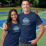 Camiseta Personalizado do Torneio do Jogador do Pickleball<br><div class="desc">Mostre ao mundo que você joga picleball com esta t-shirt com um logotipo de picleball azul e amarelo. Excelente para clubes de piquenique,  equipes,  como camisas de torneio ou visto diário.</div>