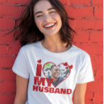 Camiseta Personalizado Eu Amo Minha Foto De Coração Do Mari<br><div class="desc">Personalizado Uma das Camisas Fotográficas de Um Tipo de Foto de Ricaso - Design de Modelo Fotográfico de Carinho de Amor ... simplesmente adicione sua própria fotografia a esta camiseta personalizada de excelente com negrito EU AMO MEU MARIDO (insira seu próprio texto ou deixe como está) ... fácil de personalizar...</div>
