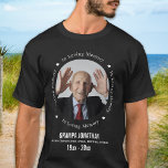 Camiseta Personalizado No Memorial De Fotografias De Memóri<br><div class="desc">Honre seu amado com uma camiseta personalizada do memorial fotográfico. Esta lembrança única é o presente perfeito para você, família ou amigos para prestar homenagem ao seu amado. Esperamos que sua camiseta memorial traga paz, alegria e memórias felizes. Cite "In Loving Memory" (Em Memória Adorável). Personalizar com foto, nome, datas...</div>