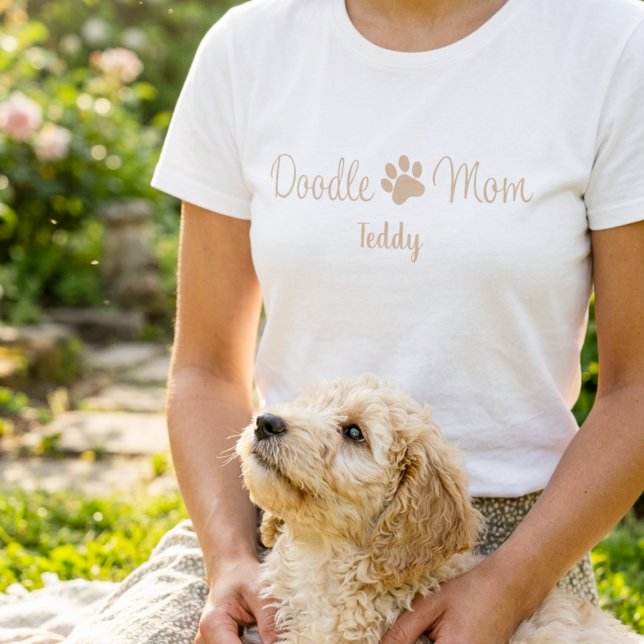 Camiseta Personalized Doodle Mom Paw Print with Dog Name (Criador carregado)